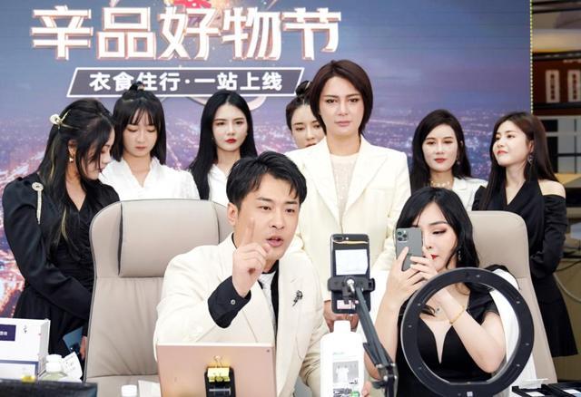 洪大炮的起源、重大事件与时代地位追溯,最新解析与探讨