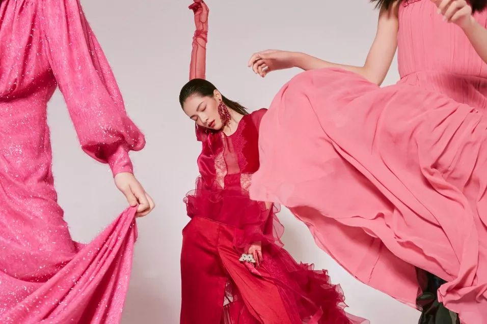 最新舞蹈女神掀起热潮，引领舞蹈风尚！