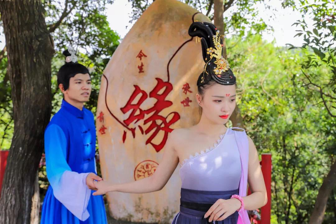 最新汉服与自然美景的邂逅，寻找内心平和之旅的汉服秀