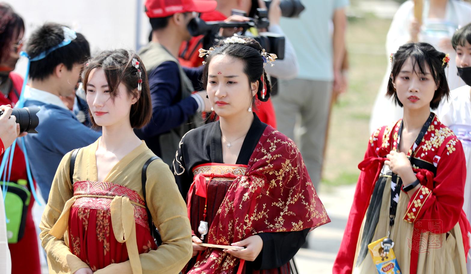 最新汉服与自然美景的邂逅,寻找内心平和之旅的汉服秀