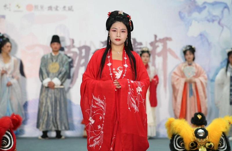 最新汉服与自然美景的邂逅,寻找内心平和之旅的汉服秀